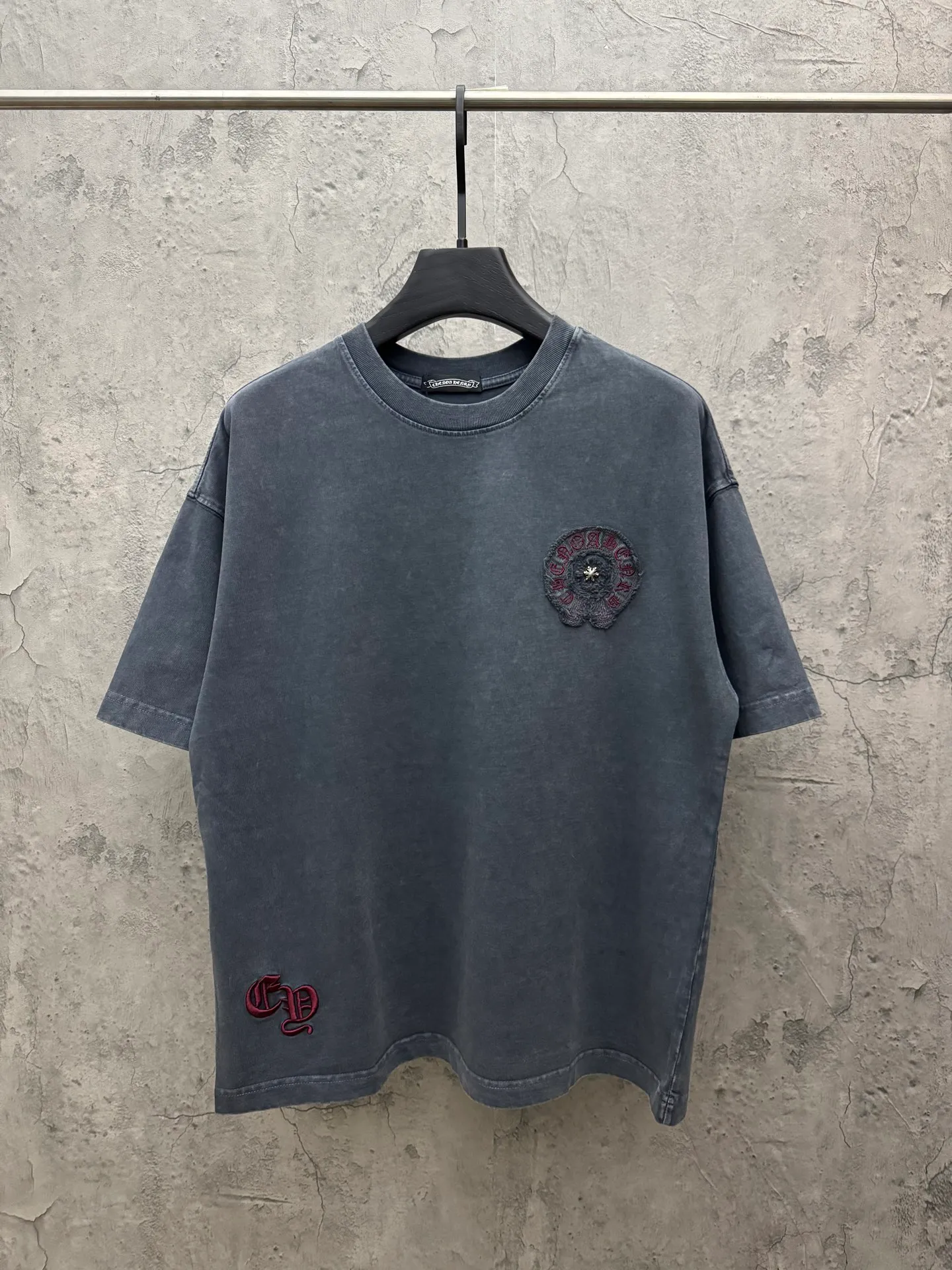 P240 top version, real shot without P, ​​different from market currency) 𝗖𝗵𝗿𝗼𝗺𝗲 𝗛𝗲𝗮𝗿𝘁𝘀/Croxin 2026 spring new original single counter American washed patch embroidered couple short sleeves 👑The highest version! Customized fabric 320 grams, washed and fried. Best-selling model at the counter. Very comfortable to wear. Accessories: Original molded and authenticated collar label➕100% silk wash label. Genuine purchase-grade original hangtag➕matching hanging rope➕3D hanging beads➕original packaging bag. Craftsmanship: The original version has consistent wiring! The highest version of the armhole matching technique! Color: Gray Black Size: S M L XL Style No.: 6602